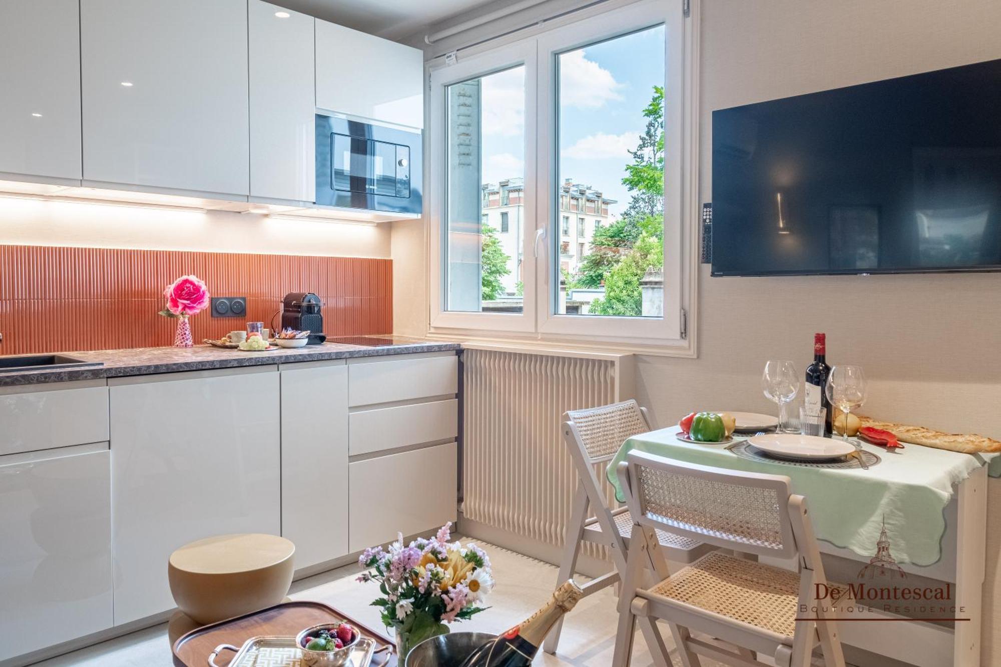 Apartment De Montescal Montparnasse Ac In A Prime Location 22 -36m2 Paris